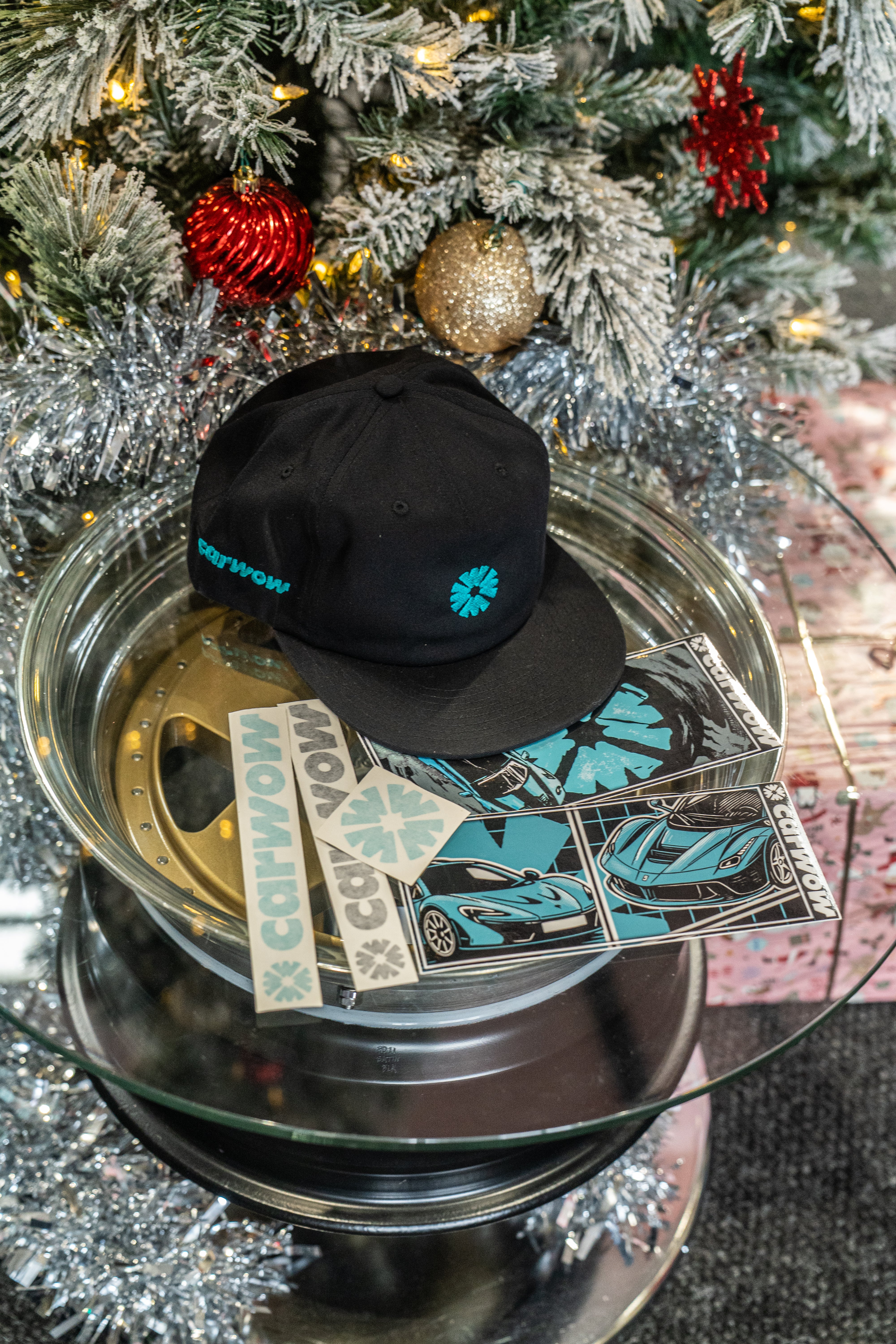 CARWOW SNAPBACK & STICKER GIFT SET