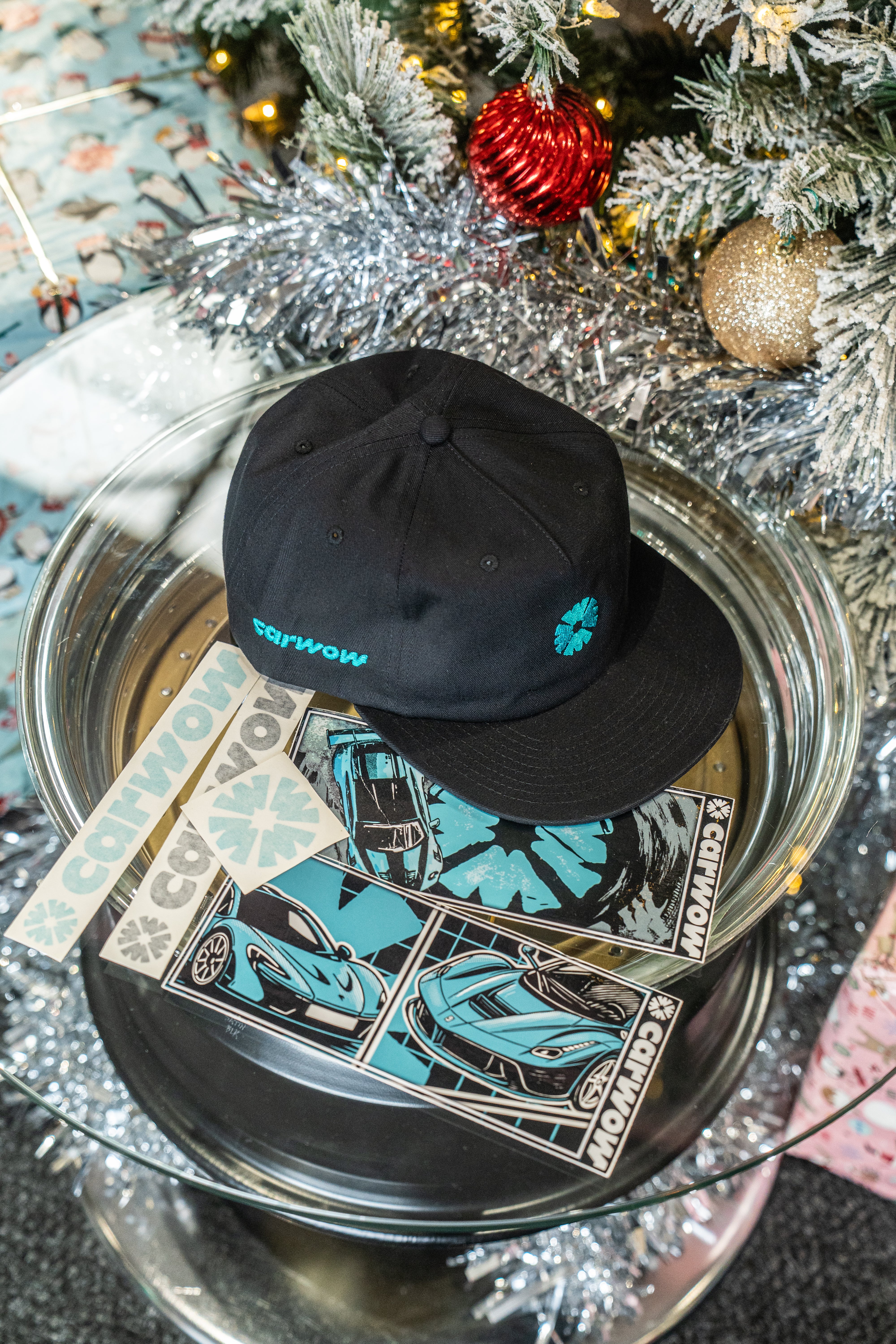CARWOW SNAPBACK & STICKER GIFT SET