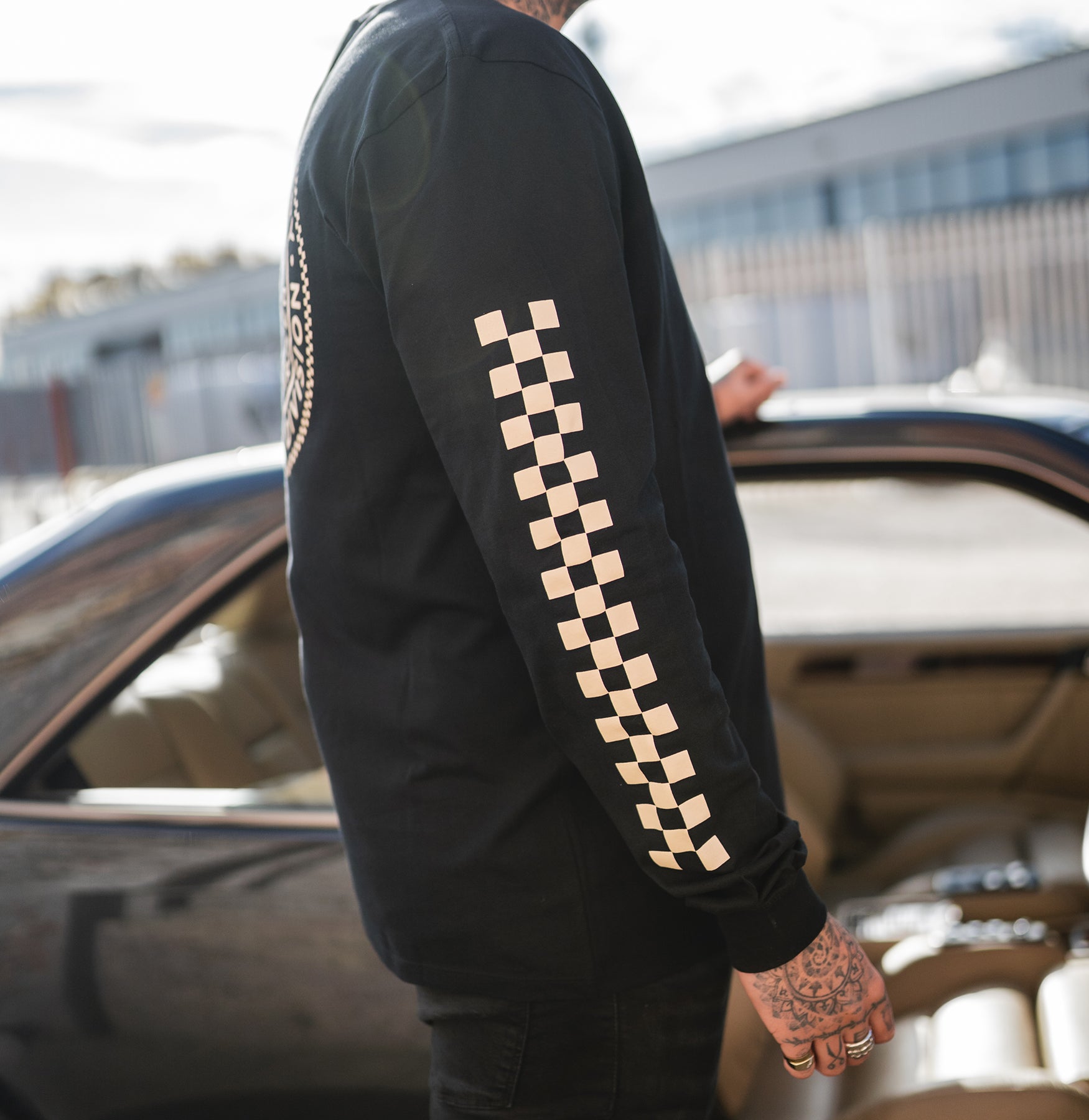 EMBLEM LONGSLEEVE T-SHIRT - BLACK