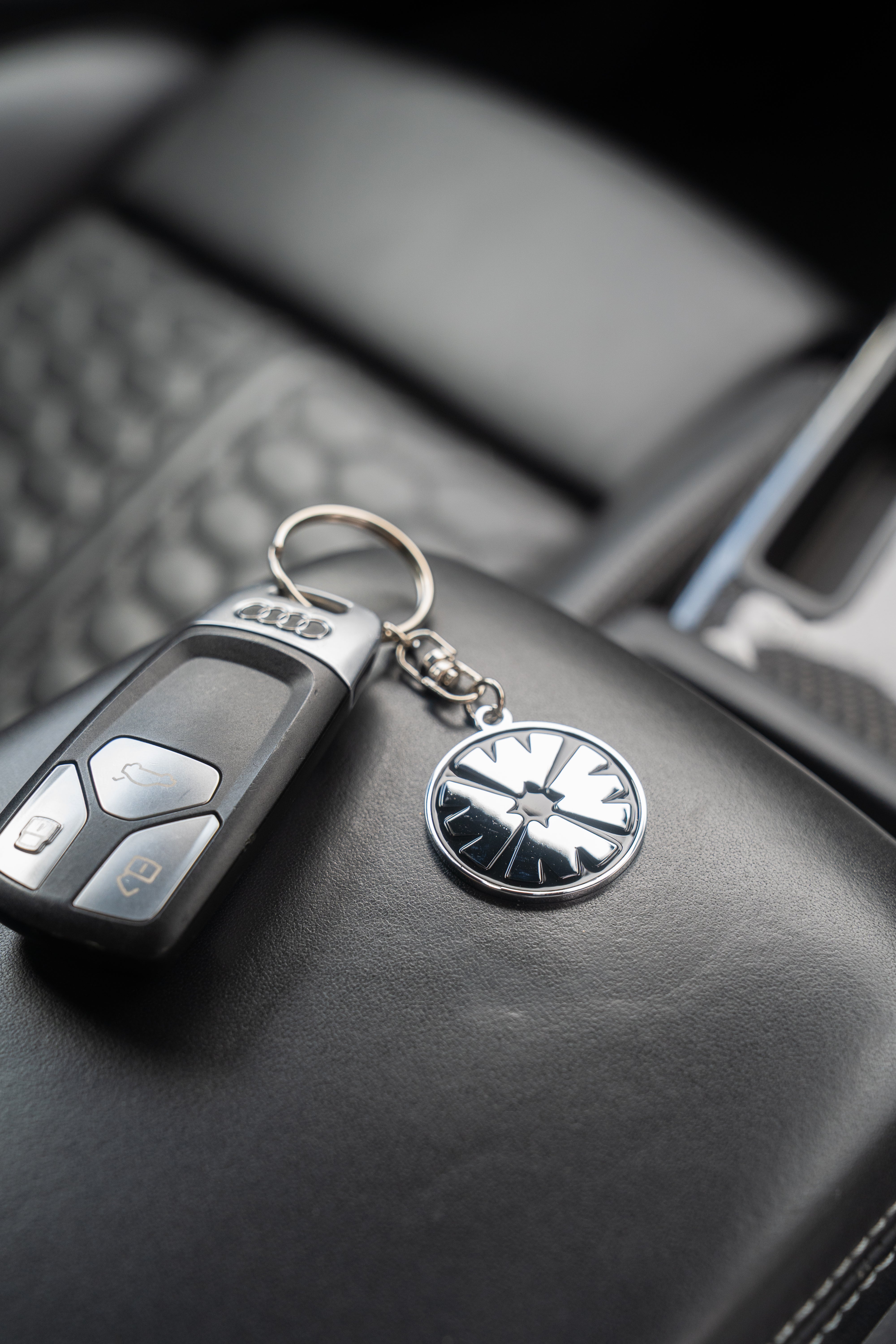 CARWOW MARQUE METALLIC DRIVERS KEYRING
