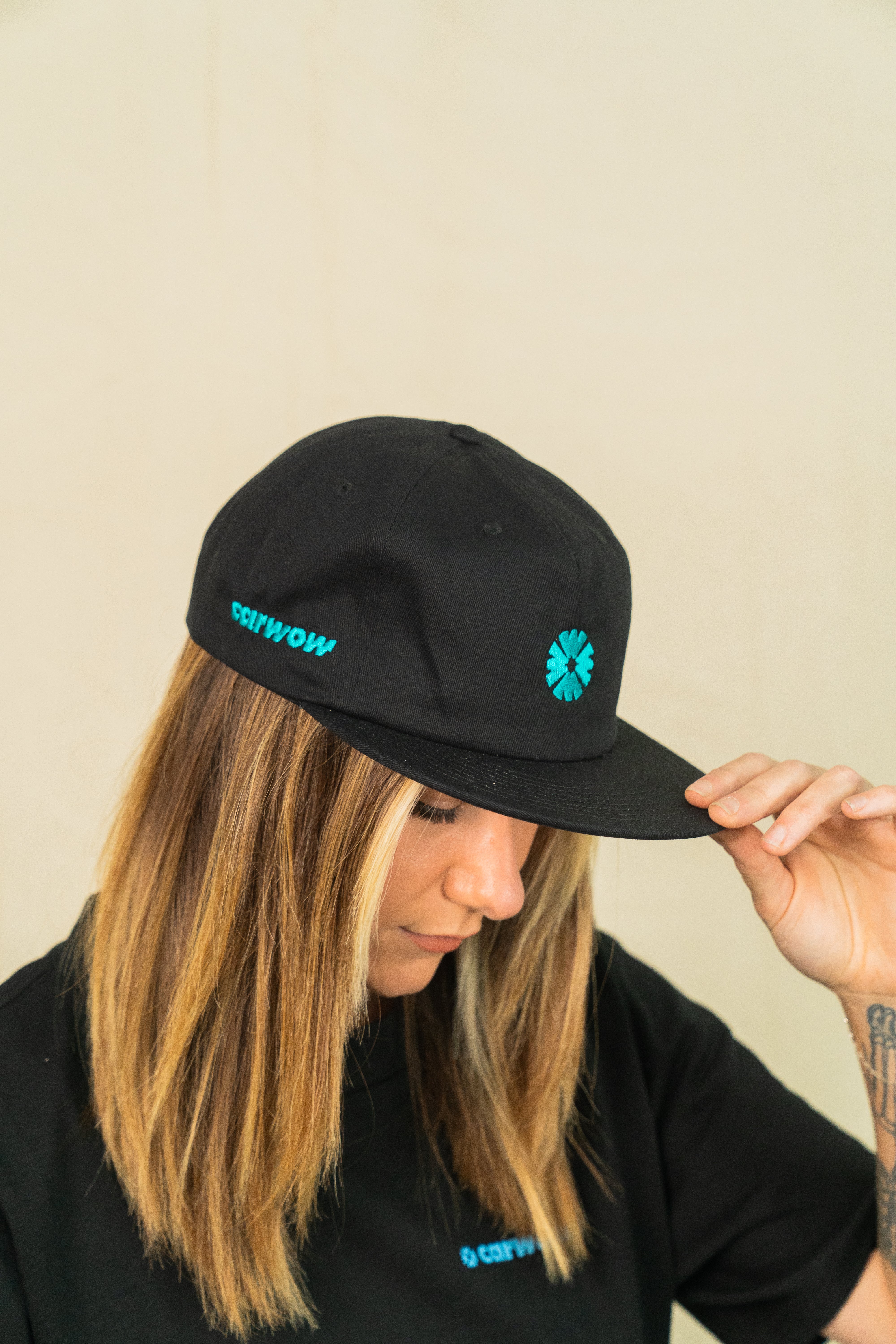 CARWOW SNAPBACK & STICKER GIFT SET