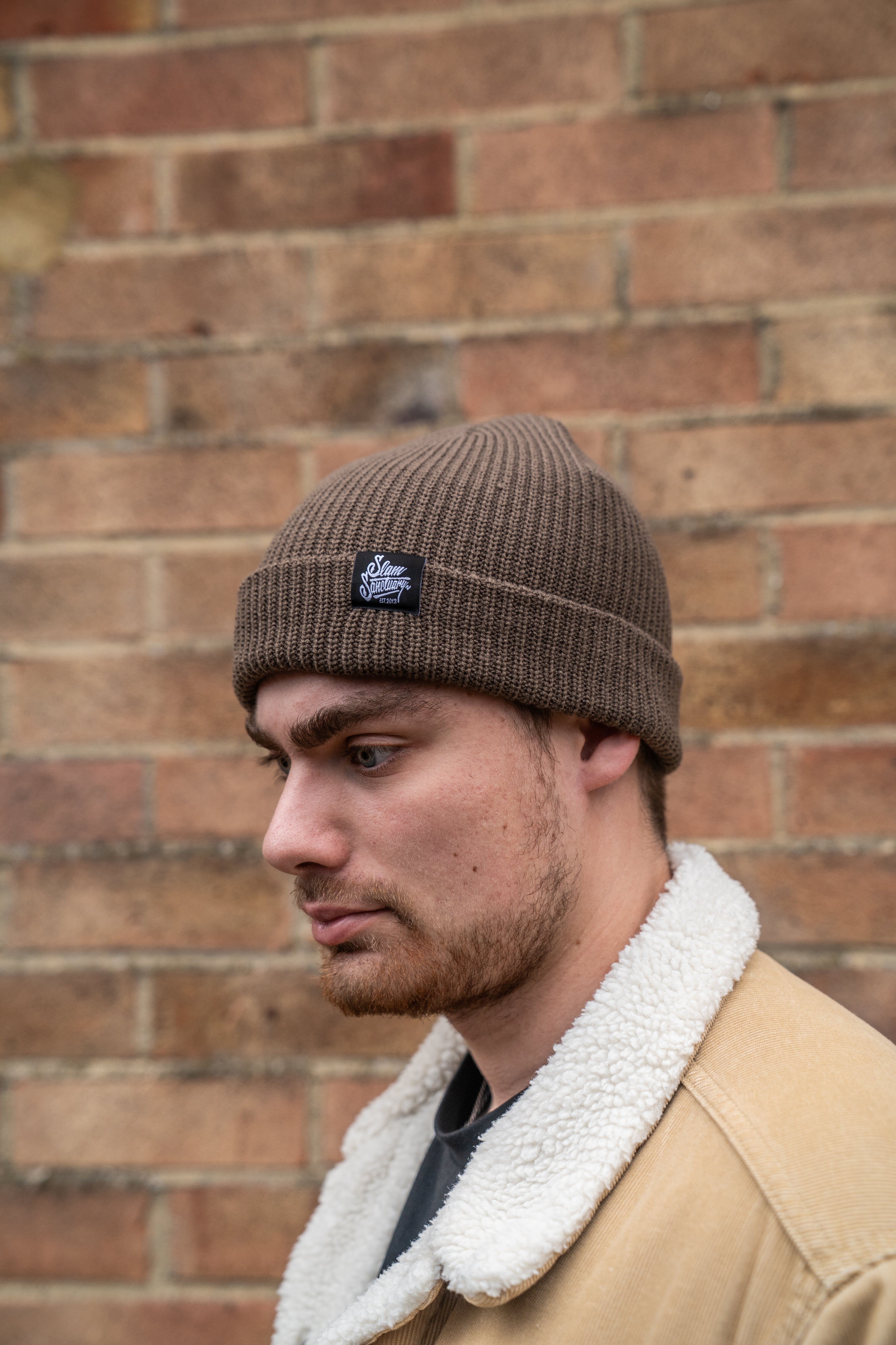 ESSENTIAL BEANIE - WALNUT