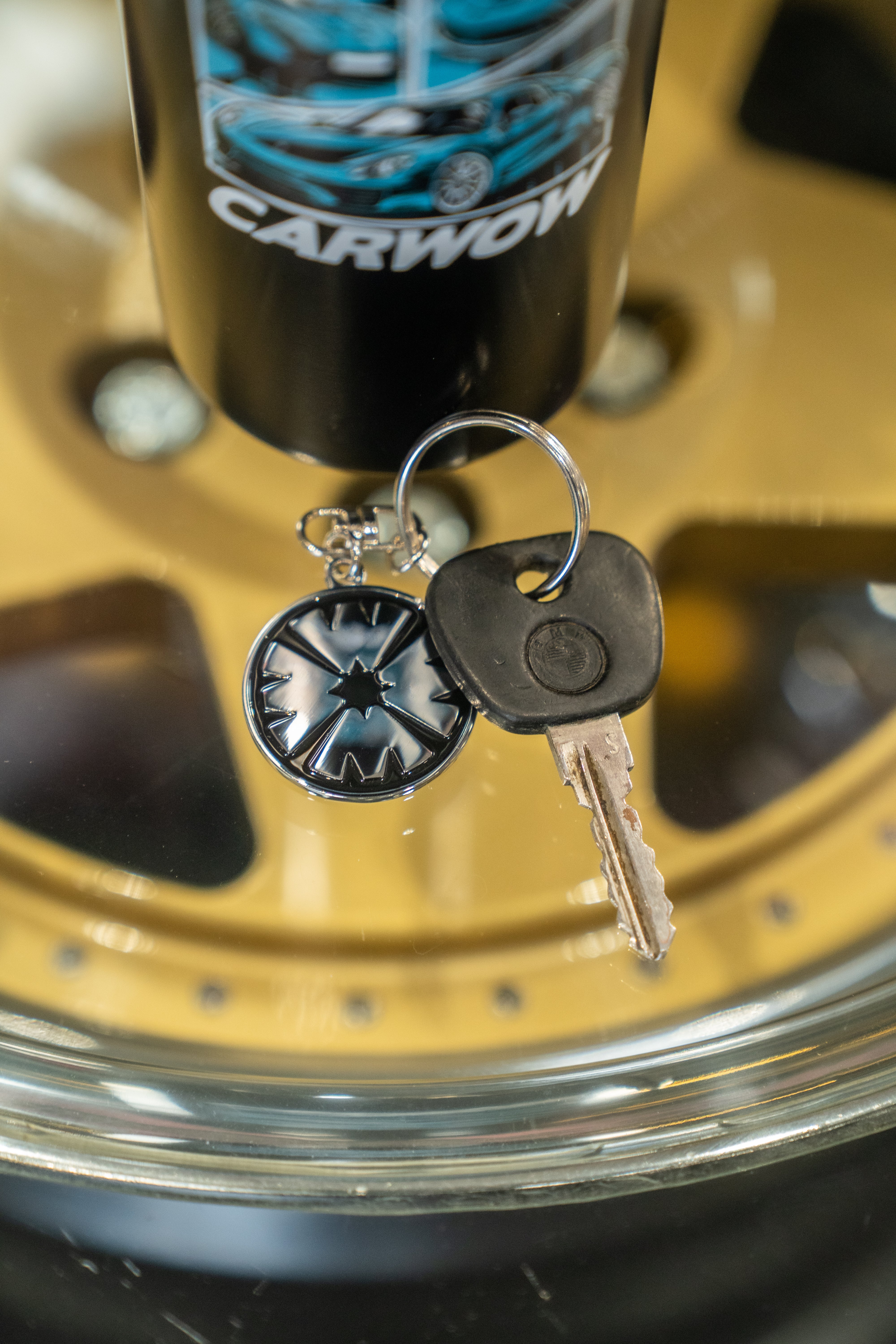 CARWOW BOTTLE & KEYRING GIFT SET