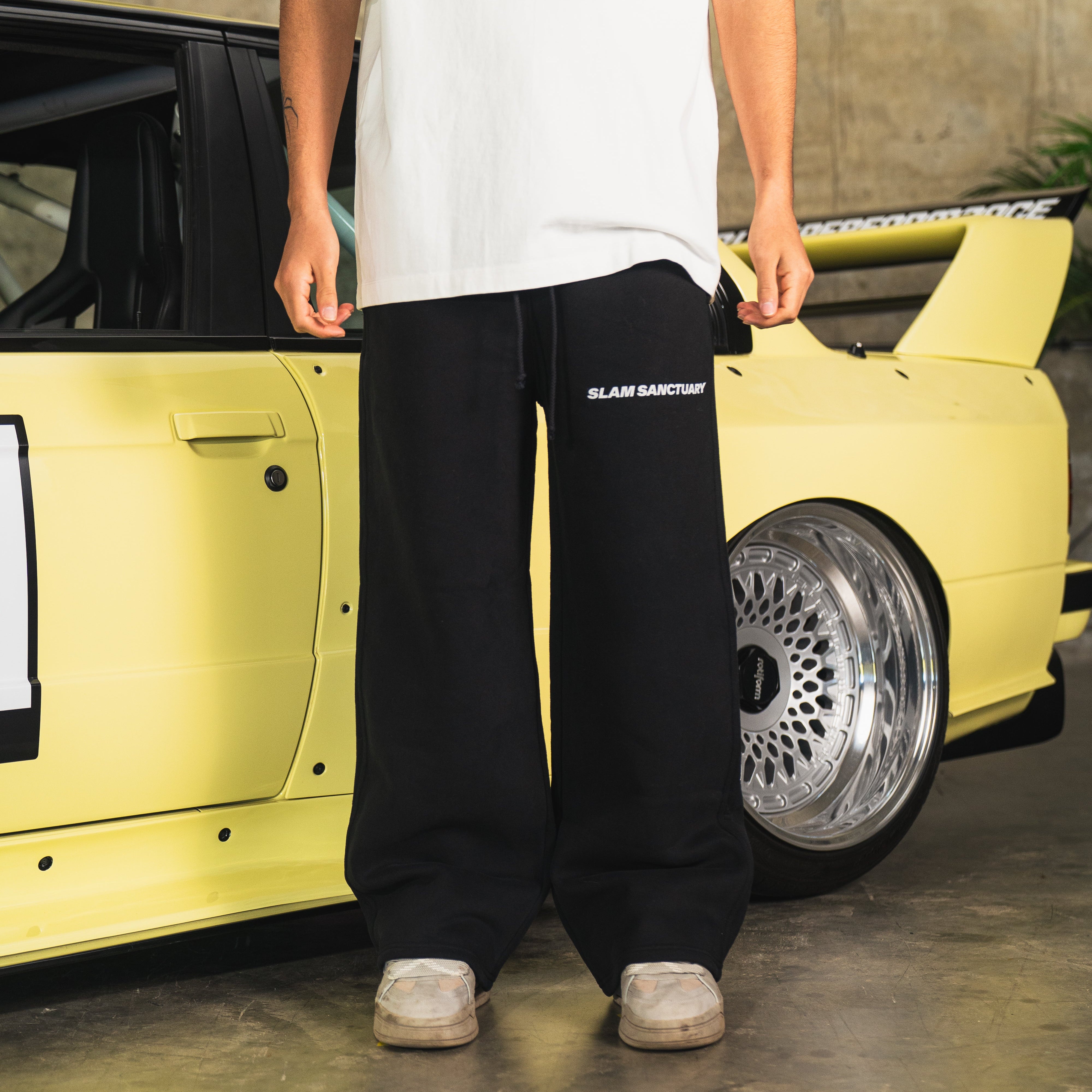 GLOBE JOGGERS - BLACK